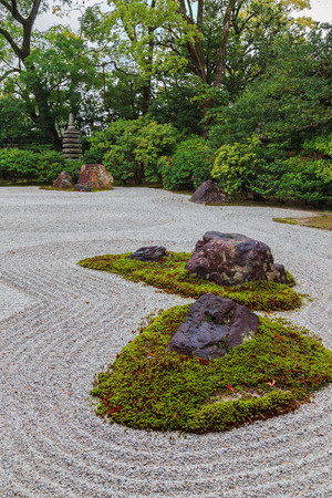 名園から学ぶ石・砂・苔の使い分けと演出ポイント